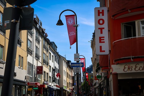 Fortuna flies through the Südstadt: 40 flags as a declaration of love for ...